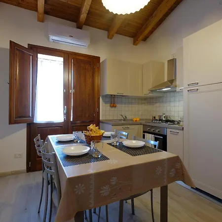Dimora Rossa - Casa Baronale By Teuladaapartments Lägenhet